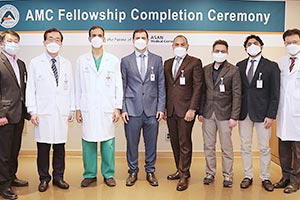 2020년서울아산병원에서 연수를 받은 중동 의학자들과 서울아산병원 김영탁 국제사업실장(왼쪽 두 번째) 등 우리 병원 관계자들이 연수 종료 기념촬영을 하고 있다. 