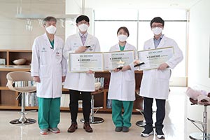 7월 9일 서울아산병원  AMC 경영 스타 아이디어 공모전 시상식에서 박승일 서울아산병원장(왼쪽 첫 번째)과 수상자들이 기념촬영을 하고 있다.
