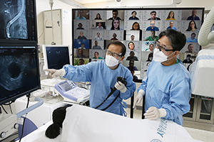 소화기내과 서동완·송태준 교수(왼쪽부터)가 서관 4층 소화기내시경센터에서 내시경초음파 시술을 해외 의학자들에게 중계하며 노하우를 전하고 있는 모습