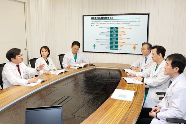 서울아산병원 암병원 의료진이 암 치료성과와 향후 운영 계획에 대해 논의하고 있다