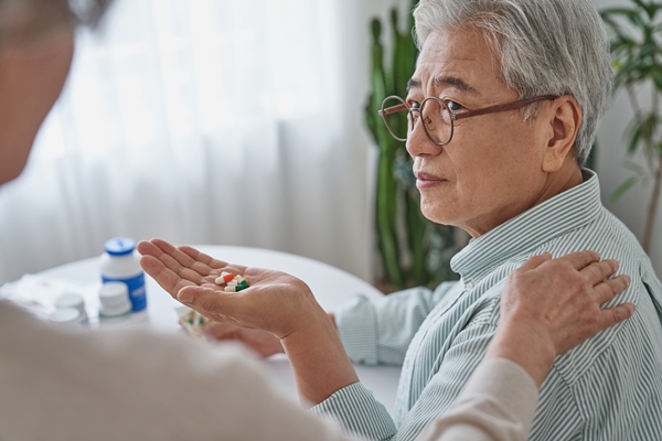 처방약, 선물 받은 건강기능식품 다 드시면 큰일!  부모님 올바른 약 복용법