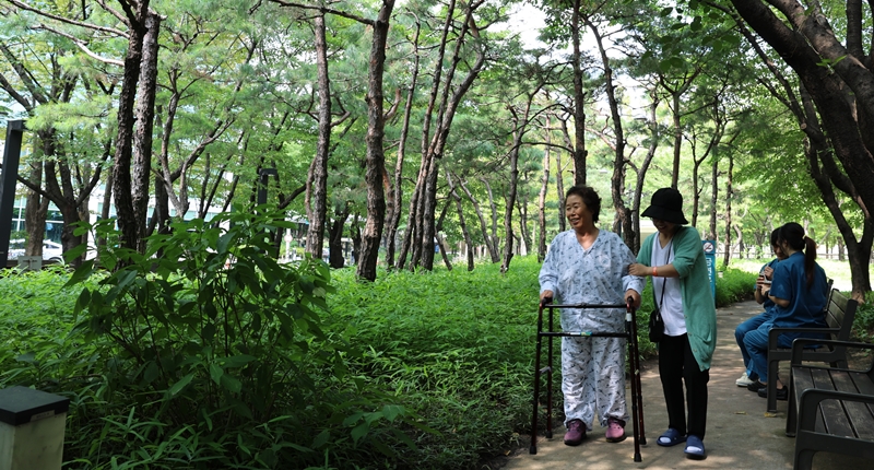 쉼과 생명이 기다리는 숲…중앙공원 설계한 정영선 조경가 인터뷰