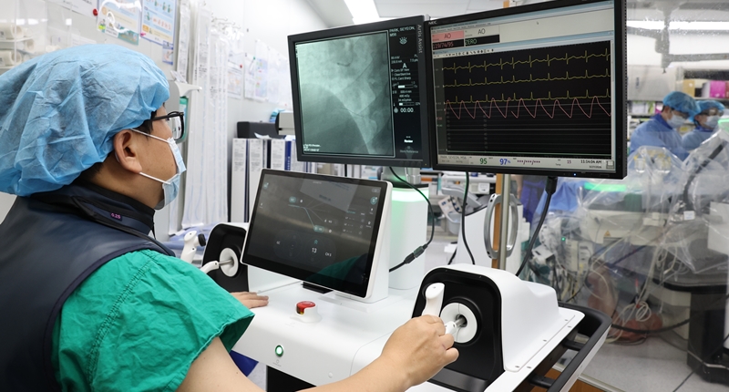 서울아산병원, ‘피지컬 AI’ 국산 1호 심혈관 중재술 로봇 본격 임상 투입