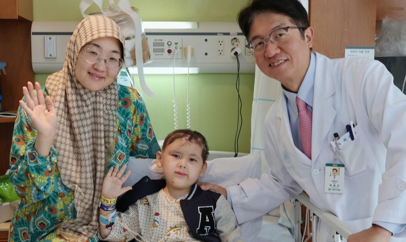 대형견 3마리에 공격당한 키르기스스탄 아이 한국서 재건술