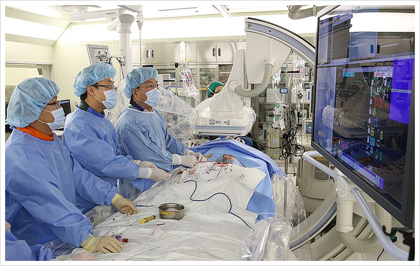 (오른쪽부터)박승정, 박덕우, 안정민 교수가 대동맥판막 스텐트 시술을 하고 있다