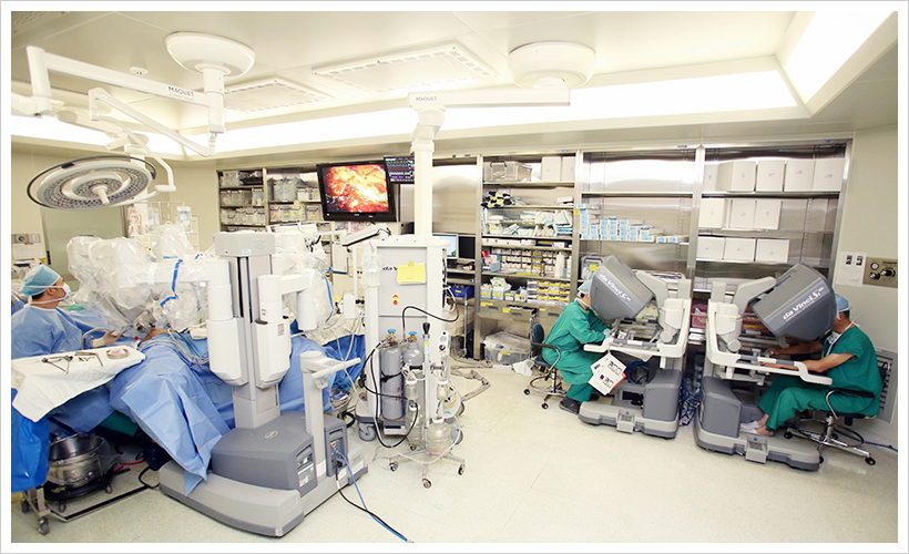 서울아산병원 비뇨기과 안한종 교수팀이 로봇 수술 1만 번째 환자를 수술하고 있다