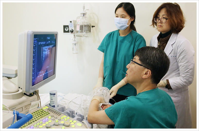 서울아산병원 영상의학과 백정환 교수가 갑상선암이 목에 재발한 환자를 고주파절제술로 치료하고 있다.