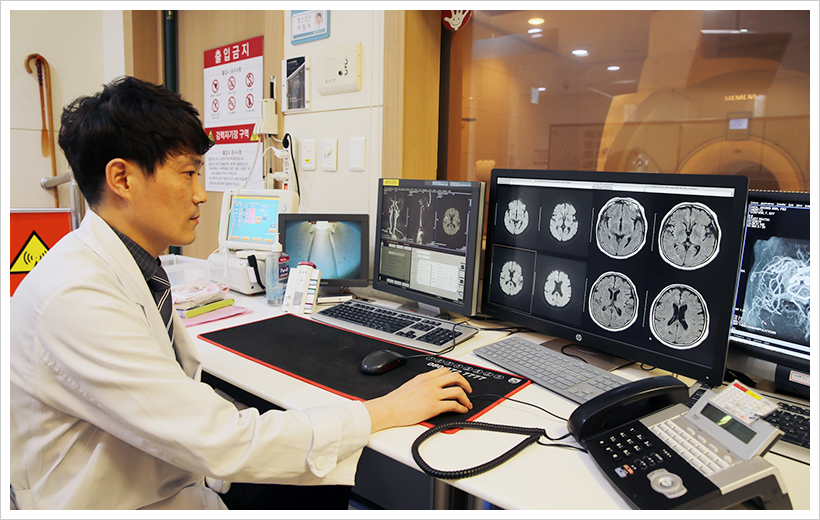 급성 일산화탄소 중독 환자에게 MRI 검사를 시행하고 검사결과에서 지연성 뇌 손상 환자에게서 보이는 MRI 이상 패턴이 관찰되는지 서울아산병원 신경과 전상범 교수가 검사결과를 확인하고 있다