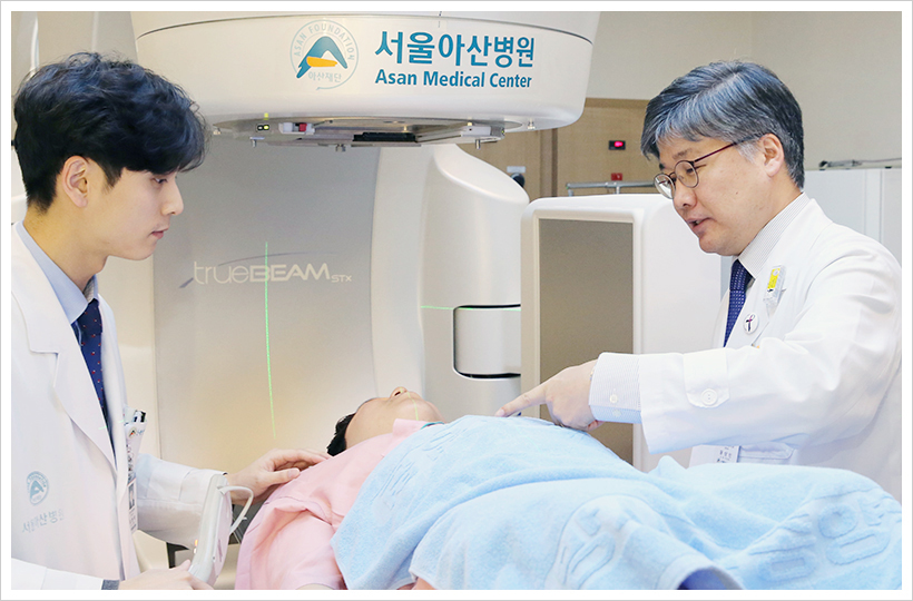 서울아산병원 방사선종양학과 윤상민 교수(오른쪽)가 간 문맥 침범 간암 환자의 방사선 치료 전 조사 부위를 가리키고 있다