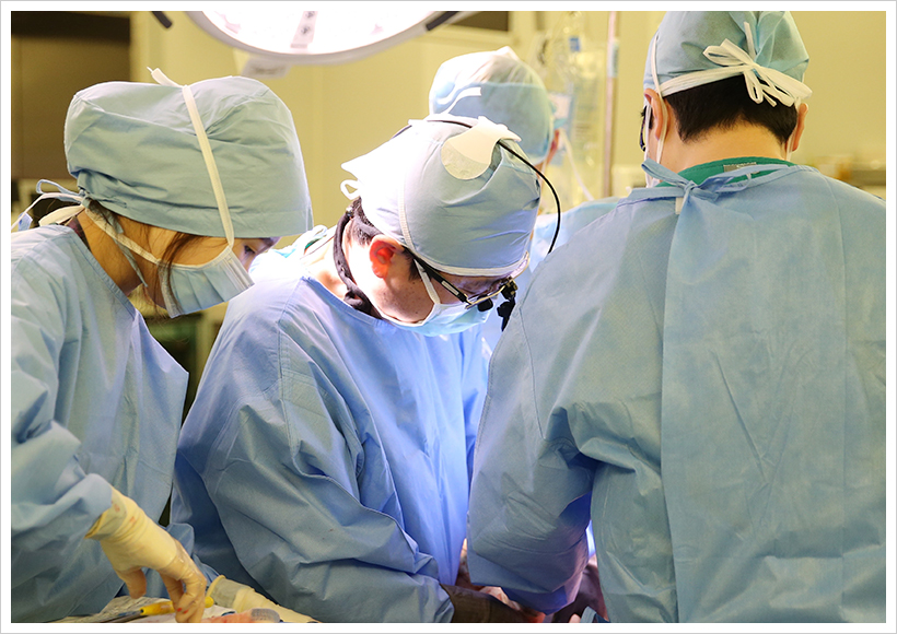 [사진]홍범식 서울아산병원 비뇨의학과 교수(왼쪽에서 두 번째)가 소장 요관 재건술을 시행하고 있다