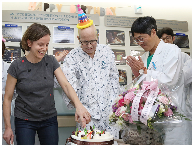 서울아산병원 생체간이식 받은 미국인 환자가 송기원 교수와 케이크 커팅을 하고있다