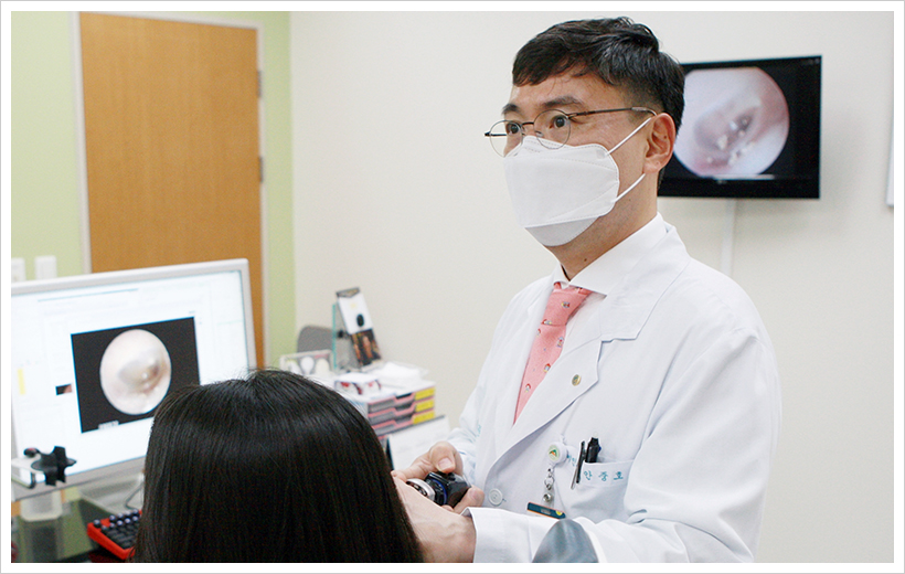 서울아산병원 이비인후과 안중호 교수가 청소년 난청 환자를 진료하고 있다.