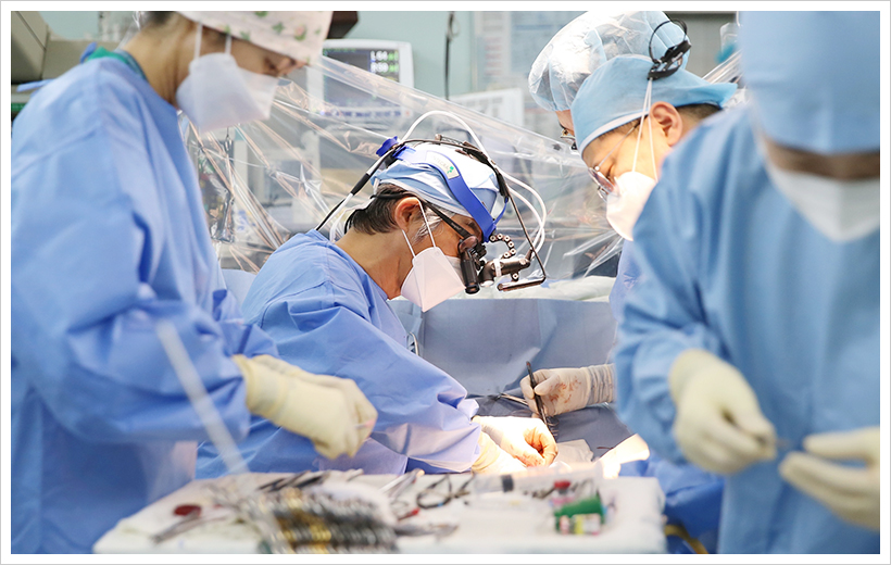 서울아산병원 흉부외과 이재원 교수가 800번째 심장이식 수술을 집도하고 있다