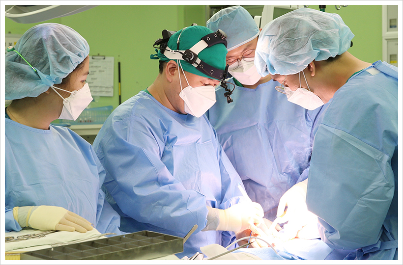 서울아산병원 유방외과 고범석 교수(왼쪽 두번째)가 유두,피부 보존 유방절제술을 집도하고 있다