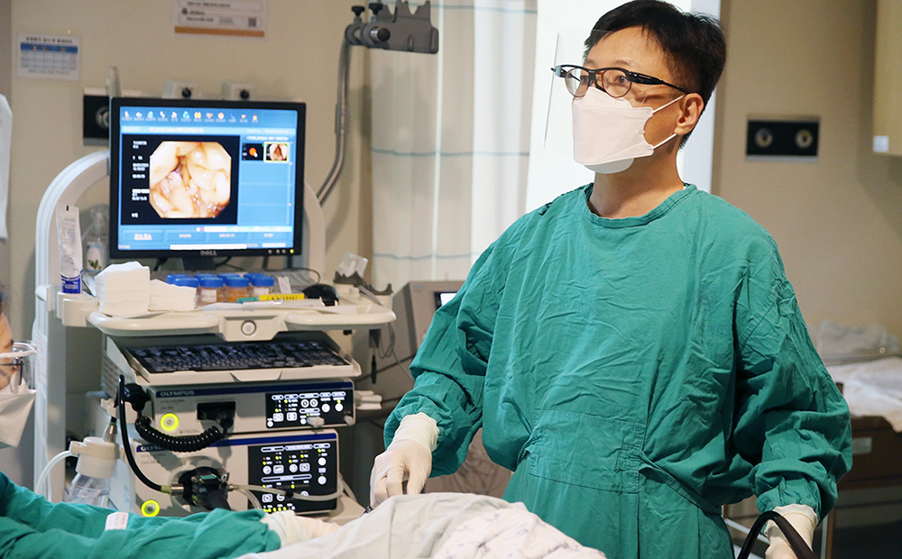 서울아산병원 소화기내과 변정식 교수가 조기 대장암 환자에게 내시경절제술을 시행하고 있다.