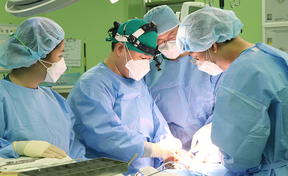 유방외과 고범석 교수(왼쪽 두번째)가 유방암 수술을 집도하고 있다