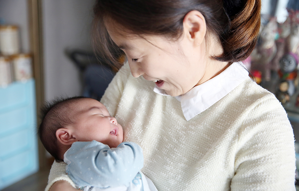 심장이식 환자 국내 첫 출산의 주인공인 이은진 씨(37세, 전라도 광주)와 아이 오강현 군.