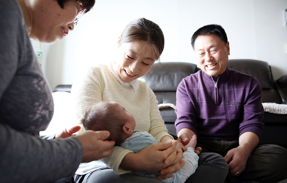 심장이식 환자 중 국내 처음으로 엄마가 된 이은진 씨(가운데)가 친정부모님과 아이를 돌보고 있다. 이 씨의 친정어머니인 김순덕 씨(왼쪽)도 2014년 서울아산병원에서 심장이식을 받았다.