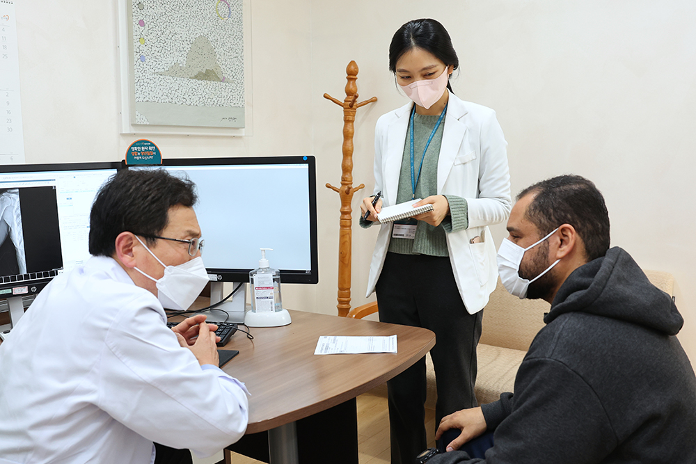 서울아산병원 정형외과 전인호 교수(왼쪽 첫 번째)가 오만에서 온 환자를 진료하고 있다. 이미지