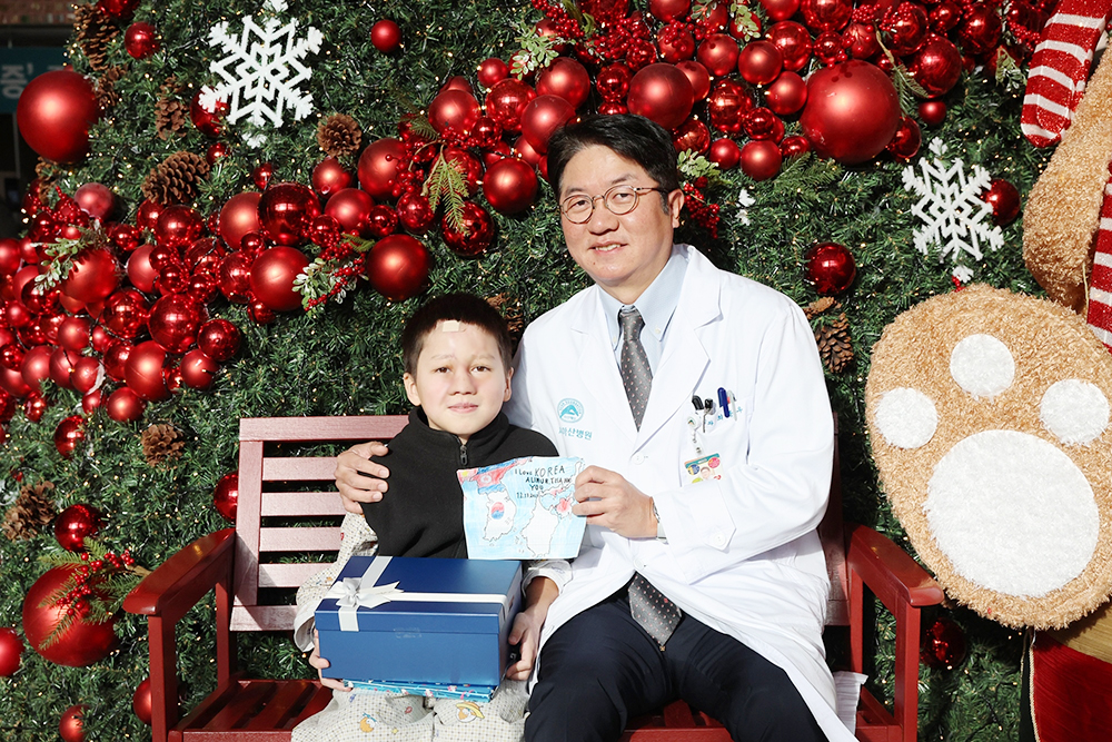 알리누르(사진 왼쪽)와 최종우 서울아산병원 성형외과 교수가 성공적인 치료를 기념하며 사진 촬영을 하고 있다 이미지