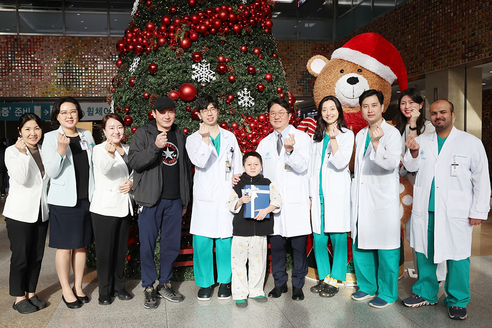 알리누르와 최종우 서울아산병원 성형외과 교수(왼쪽 여섯 번째, 일곱 번째)가 성공적인 치료를 기념하며 관련 의료진 등과 함께 귀국을 앞두고 사진 촬영을 하고 있다 이미지