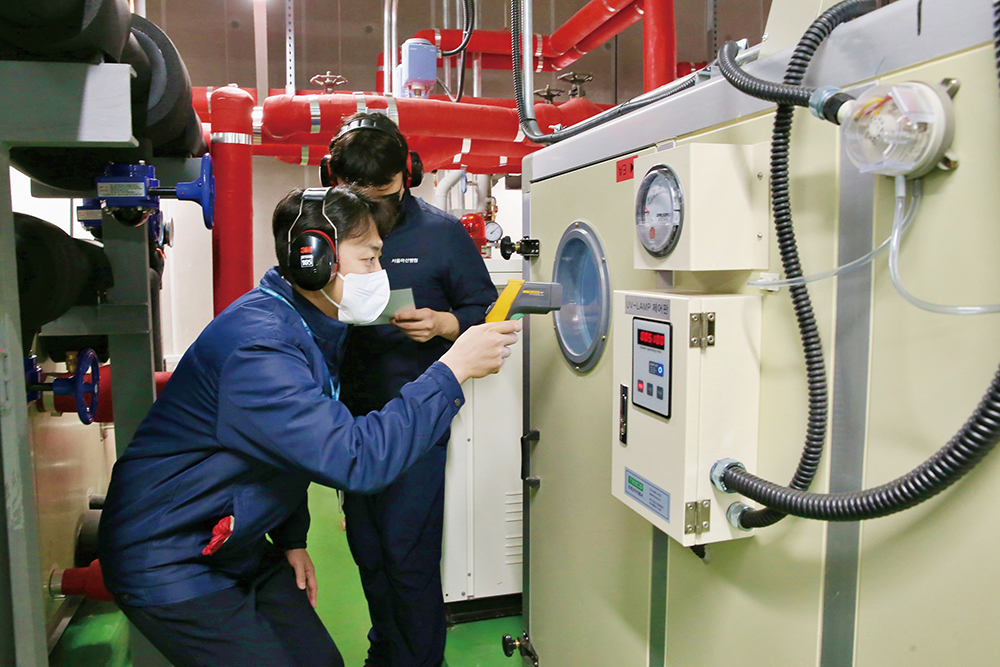 서울아산병원 직원이 에너지 절감을 위해 설치한 폐열회수 장비를 점검하고 있다. 이미지