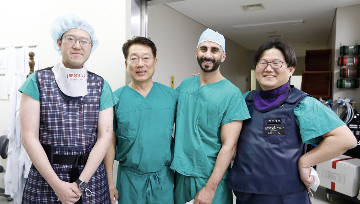 (왼쪽부터) 홍콩 해외의학자 척항짱 임상강사, 심장내과 박승정 석좌교수, 파이살 알마지드 임상강사, 안정민 교수 이미지