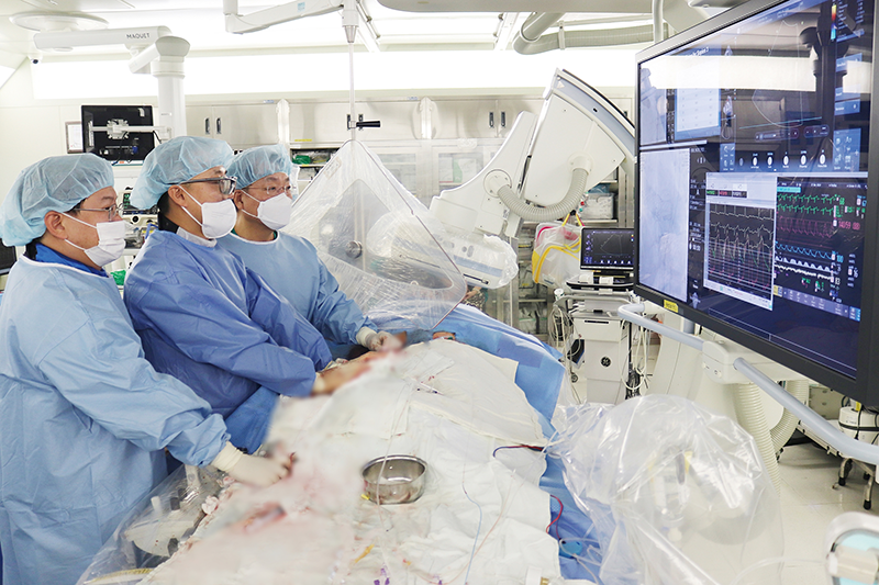 (오른쪽부터) 서울아산병원 심장내과 박승정 석좌교수, 박덕우·안정민 교수가 관상동맥 중재시술을 시행하고 있다 이미지