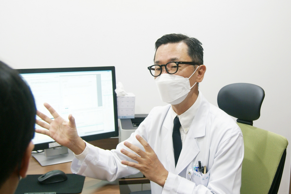 서울아산병원 성형외과 오태석 교수가 안면마비 환자를 진료하고 있다. 이미지